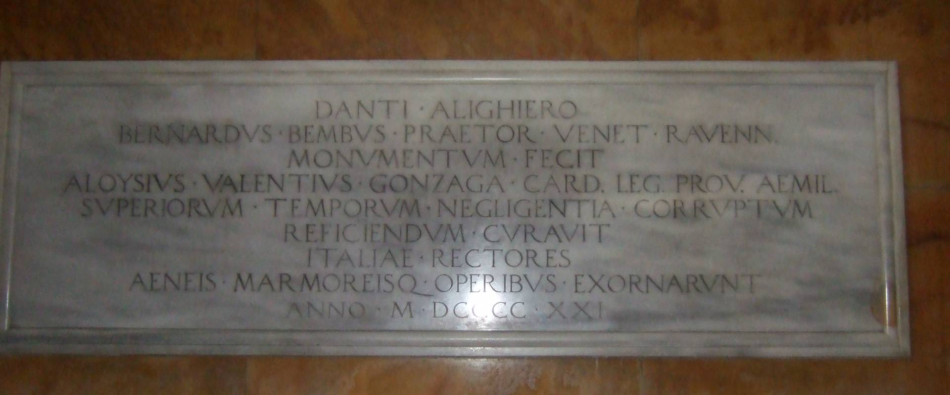 Inscriptions at Tomba di Dante foto di Amirber